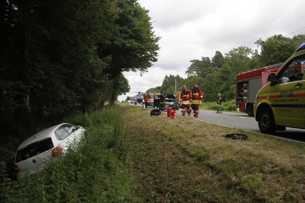 Schwerer Unfall auf B105 bei Gelbensande: 73-Jähriger kommt in Gegenverkehr und kracht in VW - drei Verletzte