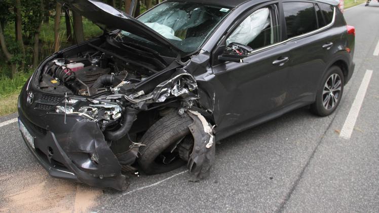 Schwerer Unfall auf B105 bei Gelbensande: 73-Jähriger kommt in Gegenverkehr und kracht in VW - drei Verletzte