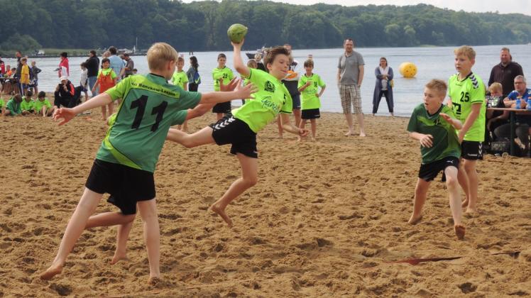 Handball am Zippendorfer Strand machte sichtlich Spaß, hier sind die Plauer Jungs gegen Banzkow-Leezen im Angriff. Fotos: privat 