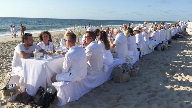 "White Dinner" 2017 - Hunderte kamen zum Strand an der Kampener Sturmhaube
