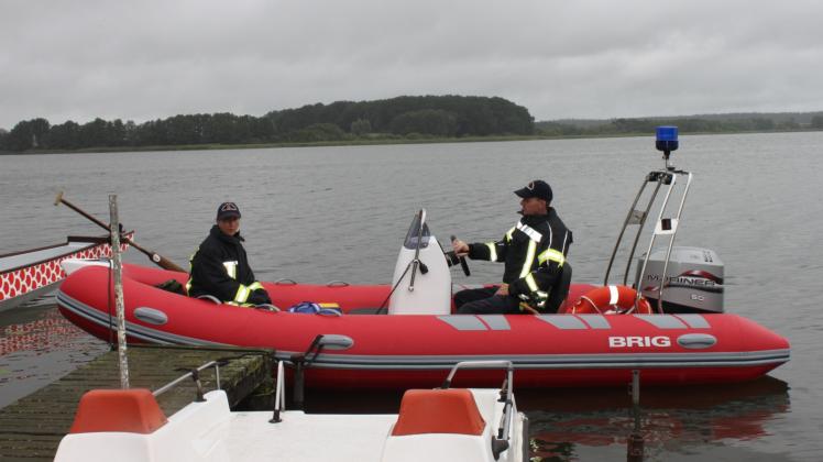 Das neue Rettungsboot der Freiwilligen Feuerwehr Sternberg, Anfang Mai in Dienst gestellt, war auch zur Absicherung des Drachenbootrennens auf dem Wasser. Dank eines Trailers ist es im gesamten Amtsbereich mobil einsetzbar.  