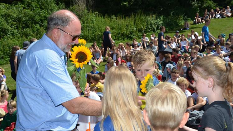 Sonnenblumen für den Direktor: Vor der offiziellen Abschiedsfeier für Domschul-Leiter Georg Reußner sagten gestern bereits die Schüler Adieu. 
