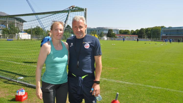 Fußball-Leidenschaft verbindet: Uta-Maria Blanke ist großer Fan des Rostocker Traditionsvereins mit Hansa-Coach Pavel Dotchev   