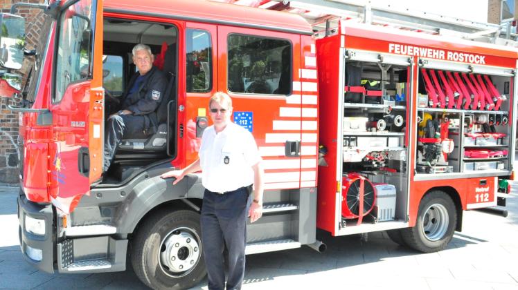 Proberunde: Auf dem Kröpeliner-Tor-Vorplatz testet Gruppenführer Dirk Klonicki (l.) das neue Löschfahrzeug unter den wachsamen Augen des Brandschutzamtsleiters Johann Edelmann.  