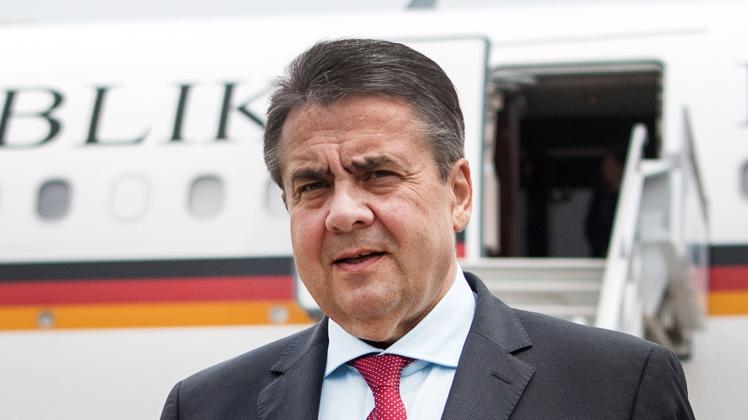Außenminister Sigmar Gabriel (SPD) beim Aussteigen aus dem deutschen Flieger. 