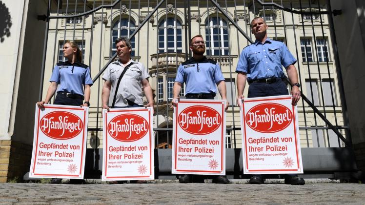 Mit symbolischen Pfandsiegeln der Gewerkschaft der Polizei standen am 1. Juni Polizisten an der Pforte der Brandenburger Staatskanzlei in Potsdam. Die vom Landtag beschlossene Erhöhung reicht der Gewerkschaft nicht aus.  
