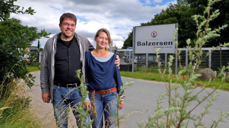 Die Diskussion ist zurück– pünktlich vor den Sommerferien: Jörg und Angela Wolff von der Harrisleer Bürgerinitiative vor der Deponie Balzersen am Ellunder Weg, die für die Lagerung von freigemessenem Atom-Schutt in Frage kommt. 