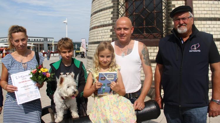 Maya Wilhelm (7) ist als 30 000. Gast auf dem Leuchtturm begrüßt worden. Sie kam mit Mutter Susanne, Bruder Lucas, Vater Rico Zerbin, Westie Meggie. Hier mit Klaus Möller, Vorsitzender des Leuchtturmvereins. Fotos: mapp Maya Wilhelm (7) ist als 30 000. Gast auf dem Leuchtturm begrüßt worden. Sie kam mit Mutter Susanne, Bruder Lucas, Vater Rico Zerbin, Westie Meggie. Hier mit Klaus Möller, Vorsitzender des Leuchtturmvereins. Fotos: mapp