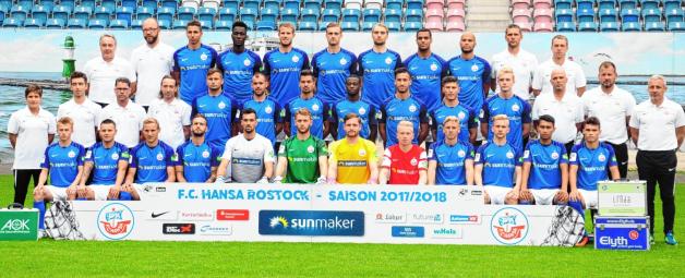 Der FC Hansa Rostock 2017/18. Hinten von links: Arzt Dr. Holger Strubelt, Physiotherapeut Tobias Hamann, Soufian Benyamina, Mike Owusu, Tommy Grupe, Oliver Hüsing, Tim Väyrynen, Joshua Nadeau, Menelik Chaka Ngu’Ewodo, Torwarttrainer Stefan Karow, Athletiktrainer Björn Bornholdt. Mitte v. l.: Ärztin Christine Kühn, Physiotherapeut Jakob Kühn, Physiotherapeut Frank Scheller, Zeugwart Andreas Thiem, Marcel Ziemer, Amaury Bischoff, Julian Riedel, Jeff-Denis Fehr, Mounir Bouziane, Vladimir Rankovic, Johannes Berger, Arzt Dr. Frank Bartel, Co-Trainer Uwe Ehlers, Cheftrainer Pavel Dotchev. Vorn v. l.: Jakob Gesien, Christopher Quiring, Stefan Wannenwetsch, Fabian Holthaus, Kai Eisele, Luis Zwick, Eric Gründemann, Philipp Puls, Willi Evseev, Bryan Henning, Harry Föll, Lukas Scherff. Es fehlt: Der gestern verpflichtete Torhüter Janis Blaswich Der FC Hansa Rostock 2017/18. Hinten von links: Arzt Dr. Holger Strubelt, Physiotherapeut Tobias Hamann, Soufian Benyamina, Mike Owusu, Tommy Grupe, Oliver Hüsing, Tim Väyrynen, Joshua Nadeau, Menelik Chaka Ngu’Ewodo, Torwarttrainer Stefan Karow, Athletiktrainer Björn Bornholdt. Mitte v. l.: Ärztin Christine Kühn, Physiotherapeut Jakob Kühn, Physiotherapeut Frank Scheller, Zeugwart Andreas Thiem, Marcel Ziemer, Amaury Bischoff, Julian Riedel, Jeff-Denis Fehr, Mounir Bouziane, Vladimir Rankovic, Johannes Berger, Arzt Dr. Frank Bartel, Co-Trainer Uwe Ehlers, Cheftrainer Pavel Dotchev. Vorn v. l.: Jakob Gesien, Christopher Quiring, Stefan Wannenwetsch, Fabian Holthaus, Kai Eisele, Luis Zwick, Eric Gründemann, Philipp Puls, Willi Evseev, Bryan Henning, Harry Föll, Lukas Scherff. Es fehlt: Der gestern verpflichtete Torhüter Janis Blaswich