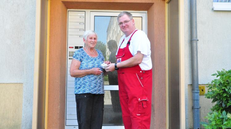 Für mehr Sicherheit: In der Nobelstraße nimmt Bewohnerin Inge Teichert ihre neuen Schlüssel von Wiro-Mitarbeiter Steffen Kurth entgegen. 