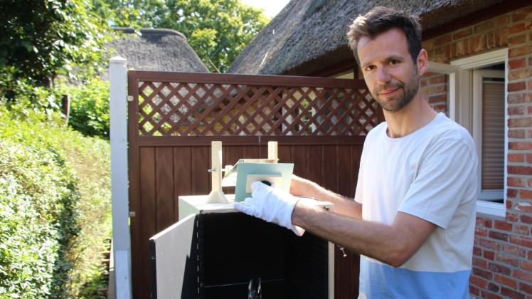 War Gast des Museums: Sjoerd Knibbeler im Garten seiner Künstlerwohnung in Alkersum. 