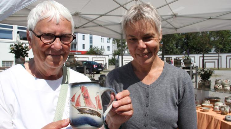 Freut sich über ihre persönlich gestaltete Tasse von Keramikerin Tina Hamm (r.): Die Warnemünderin Evelyn Lippasson.  