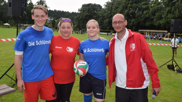 Warins Volleyballfamilie: Christian und Doreen Kloss mit Tochter Lisa Maria (22) und Sohn Jonathan (20).