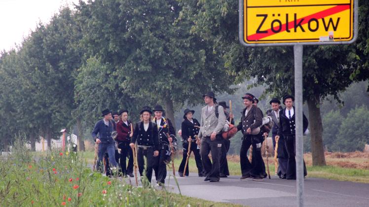 Anika Papke aus Zölkow wird von weiteren Wandergesellen nach altem Brauch nach Hause begleitet. Fotos: Michael-günther bölsche 