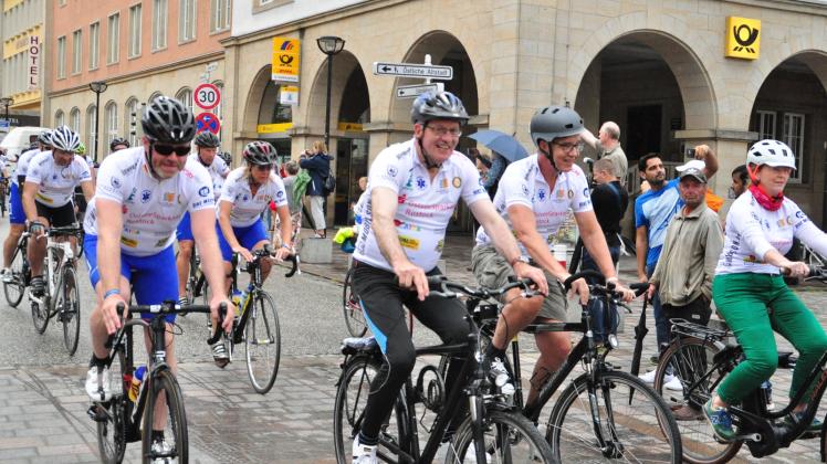 Beim Finale der 21. Hansetour Sonnenschein kamen Neu-Organisator Claus Ruhe Madsen (l.) und Oberbürgermeister Roland Methling unter den Ersten ins Ziel auf dem Neuen Markt. Beim Finale der 21. Hansetour Sonnenschein kamen Neu-Organisator Claus Ruhe Madsen (l.) und Oberbürgermeister Roland Methling unter den Ersten ins Ziel auf dem Neuen Markt.