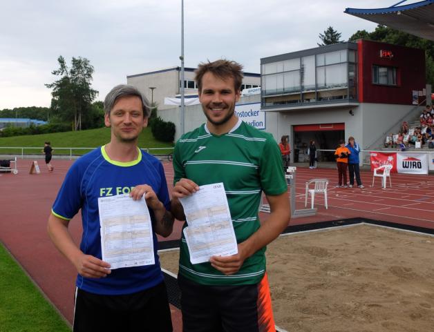 Wollten ihre aktuelle Fitness bewerten lassen: Paul Chrustek und Mathias Paech mit ihren Ergebnis-Laufzetteln. 