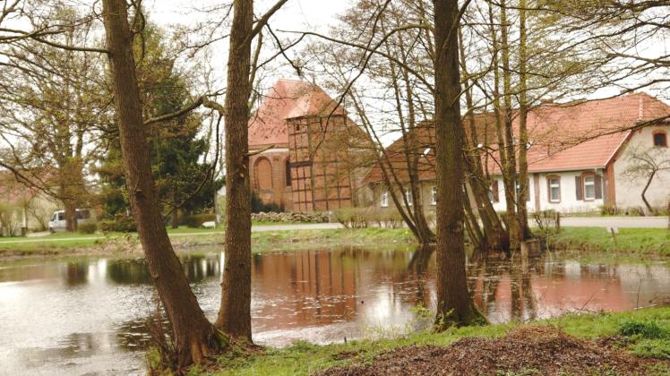 Der Schlosspark mit Teichen, gepflegte Häuser und die kleine Kirche prägen das Ortsbild.  