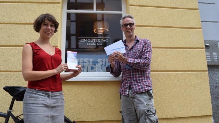 Anne Ströhler vom Theater übergibt Axel Göttsch die Karten des Wochensiegers.  