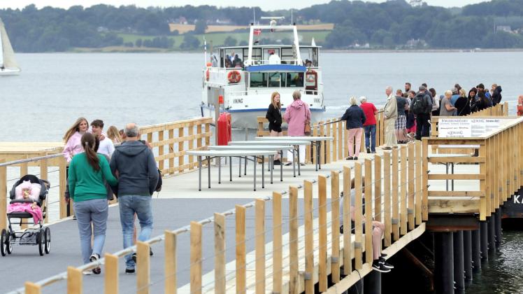 Alles neu: Die alte Seebrücke am Glücksburger Kurstrand ist nach vier Monaten Bauzeit fertig geworden. Die Flensburger „Viking“ hat wieder einen Anlegeplatz.  