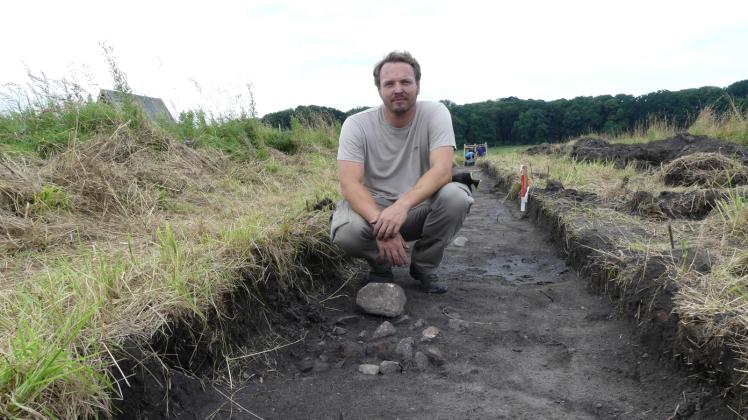 Der Archäologe Sebastian Messal vermutet, dass sich hier eine mögliche Feuerstelle befunden haben könnte.  Fotos: Anja Engel 