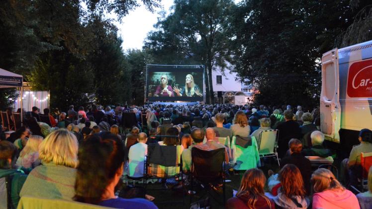 Positive Bilanz für das Picknick-Open-Air-Kino im Skulpturengarte | SHZ