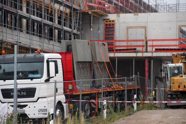 Tödlicher Arbeitsunfall auf Baustelle der Rostocker Universitätsklinik, Bauarbeiter von Tonnen schwerer Betonplatte erschlagen und zerteilt