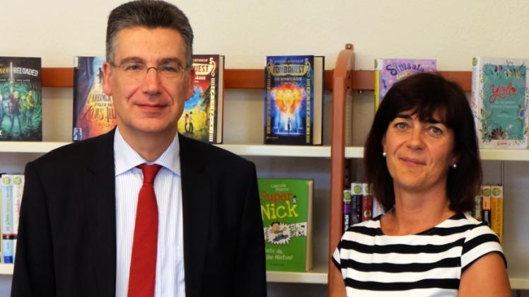 Staatssekretär Sebastian Schröder sprach mit Bibliotheksleiterin Anke Ballhorn auch über die Obline-Ausleihe. 