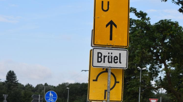 Das Umleitungsschild am Jesendorfer Kreisverkehr schickt die Kraftfahrer auf die große Runde.