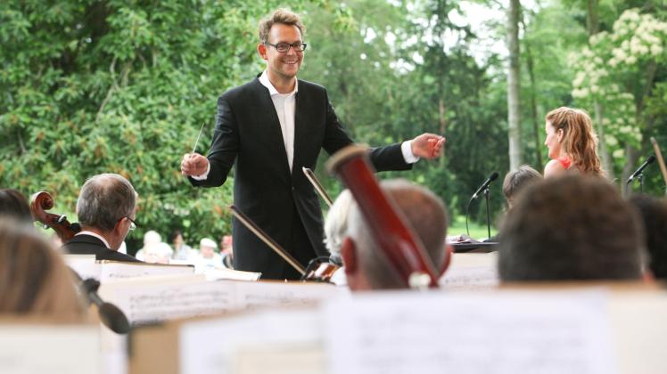 Der Generalmusikdirektor der Mecklenburgischen Staatskapelle Schwerin, Daniel Huppert, dirigiert und moderiert die Freilicht-Klassikkonzerte „MeckProms“.  