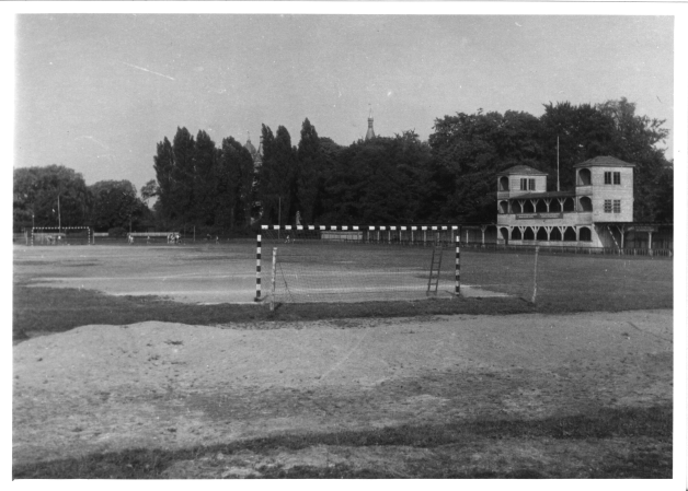 Der Sportplatz am Burgsee hieß 1951 Albert-Richter-Kampfbahn. 