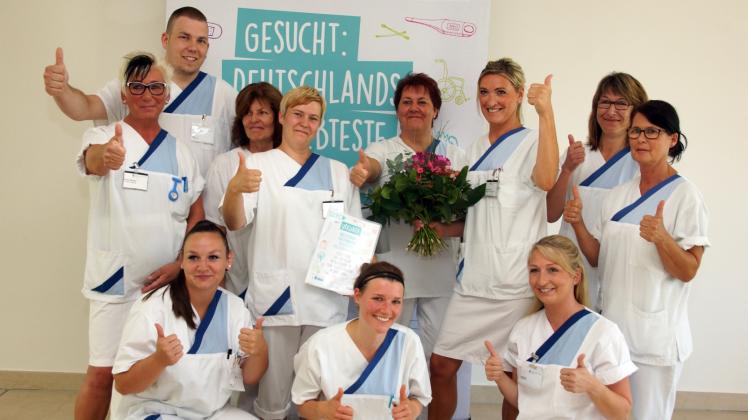Daumen hoch für eine hervorragende Pflege: Das Pflegeteam der Zentralen Notaufnahme in Wismar wurde ausgezeichnet und kann nun auf den Bundessieg als beliebtestes Pflegeteam Deutschlands hoffen.  