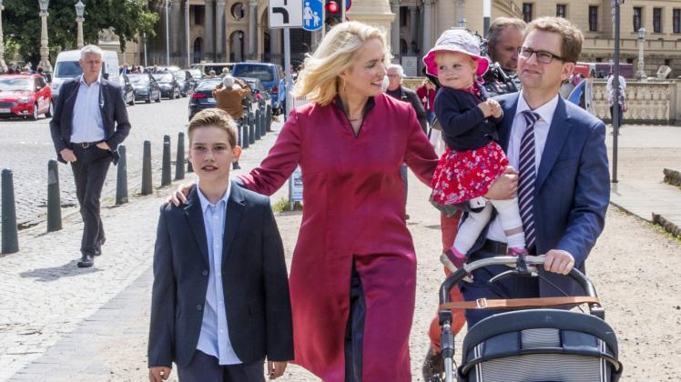 Auf nach Hiddensee: Manuela Schwesig mit Familie sucht ein bisschen Ruhe. Auf nach Hiddensee: Manuela Schwesig mit Familie sucht ein bisschen Ruhe.