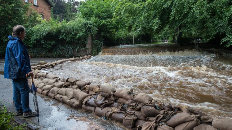 In Holzminden (Niedersachsen) werden aufgrund des andauernden Regens Fußwege überschwemmt. Nach starken Regenfällen kam es in Niedersachsen häufig zu Überflutungen.