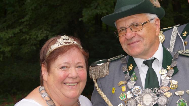 Erika und Klaus Behrendt als Königspaar des Neuhauser Schützenvereins Ende Juli 2016.  