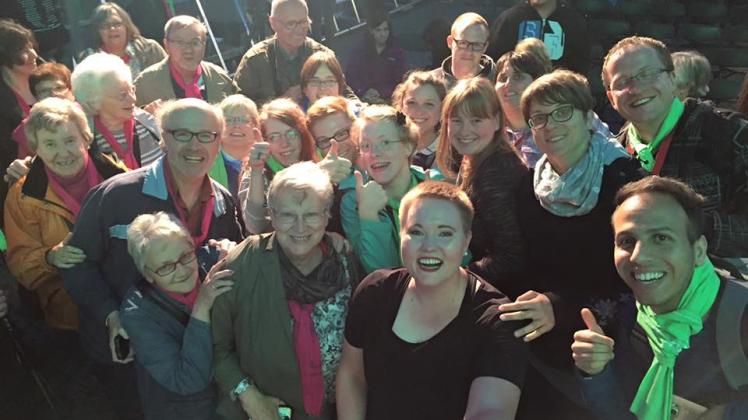 Laura M . Schwengber (vorn 3.v.l.) - hier mit dem Gebärdenchor - übersetzt auf dem Kleinen Fest in Ludwigslust Kleinkunst in Gebärdensprache. Laura M . Schwengber (vorn 3.v.l.) - hier mit dem Gebärdenchor - übersetzt auf dem Kleinen Fest in Ludwigslust Kleinkunst in Gebärdensprache.