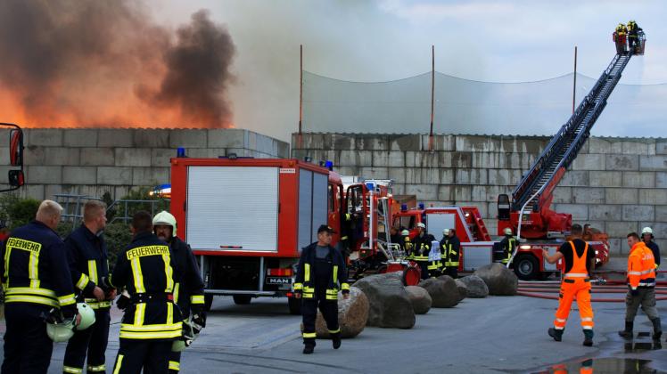 Feuerwehrleute löschen am 18. Juni 2014 ein Großfeuer in einer Recyclingfirma in Gottesgabe bei Schwerin. 