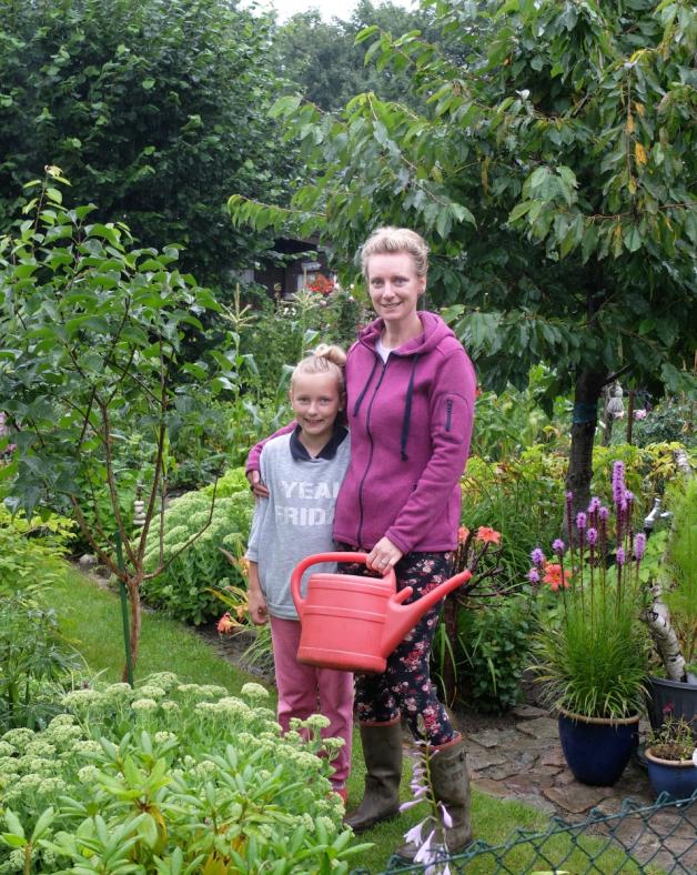 Ihren Garten möchten Katrin Borkwardt und Tochter Emma auf keinen Fall missen und verbringen ihre gesamte Freizeit mit der Familie in ihrer kleinen Oase.