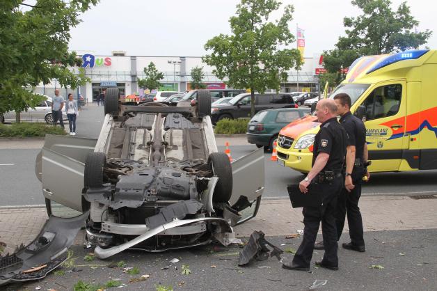Auto überschlägt sich beim Hansecenter Bentwisch - Frau verletzt