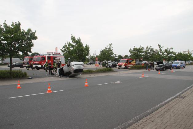 Auto überschlägt sich beim Hansecenter Bentwisch - Frau verletzt