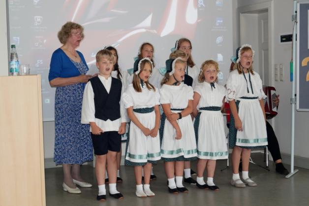 Mädchen und Jungen der Grundschule „Eldekinder“ boten ein kleines plattdeutschen Programm.