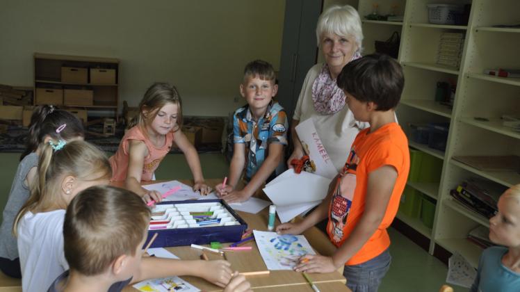 In der Ferienzeit ist es noch relativ entspannt für Hortnerin Liane Schulz. Doch schon bald sind hier 84 Kinder zu betreuen.  Fotos: Peter Täufel 