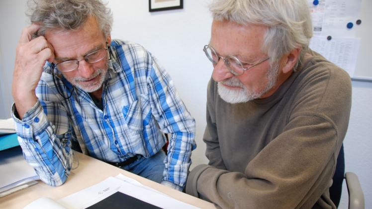 Karsten Hinrichsen und Eilhard Stelzner (r.) studieren eine aktuelle sicherheitstechnische Bewertung des Einsatzes von bestrahlten und frischen Brennelementen mit so genannten M5-Hüllrohren – das heißt: Sie würden es gerne. Weite Teile des von Kraftwerksbetreiber Preußen Elektra erstellten Arbeitsberichts wurden vor der Veröffentlichung geschwärzt. 