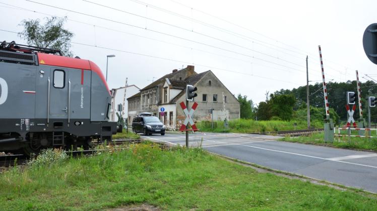 Bahnübergang Briesen: Zugverkehr trotz defekter Schrankenanlage ohne Sicherung 