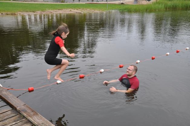 Beherzt springt die sechsjährige Charlotte ins Wasser.