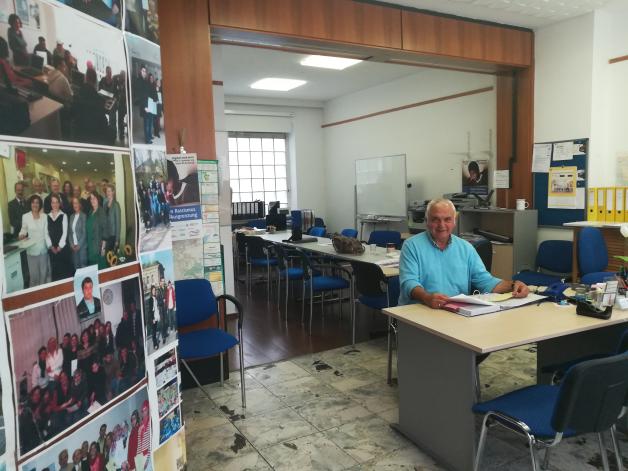 In Kiroglus Büro hängen Bilder zahlreicher Veranstaltungen, die die türkische Gemeinde veranstaltet. Vorne am Schreibtisch löst er akute Probleme, hinten im Büro finden Integrationskurse statt.