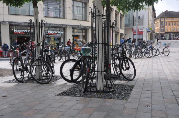 Weil Bügel fehlen, müssen Baumgitter als Radparkplatz herhalten.