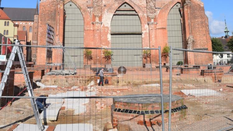 Seit vier Wochen sind drei Archäologen auf dem Areal des St-Marien-Kirchhof in Wismar zugange. Fotos: Roland Güttler 