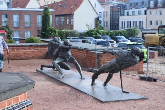 Die Figur „Die Tauzieher“ vom Wismarer Bildhauer Karl-Henning Seemann, entstanden zwischen 1985 und 1987, behält ihren Platz auf der Kirchvorhof auch nach Verwirklichung des Projektes St. Marien Forum. 