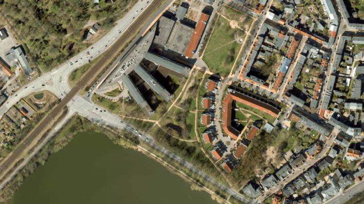 Blick von oben: Direkt am Ufer, wo einst Sport getrieben wurde, stehen nun mit roten Ziegeln gedeckte Wohnhäuser. Blick von oben: Direkt am Ufer, wo einst Sport getrieben wurde, stehen nun mit roten Ziegeln gedeckte Wohnhäuser.