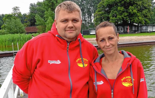 Mandy Janke und Mathias Meier sind zwei der etwa 55 DLRG-Mitglieder in Zarrentin. 